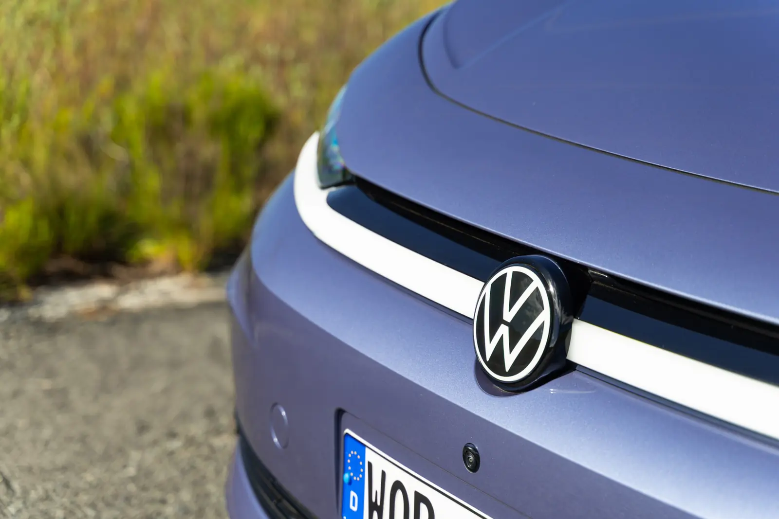 Close-up of the illuminated Volkswagen roundel on the ID.3 Neo tailgate